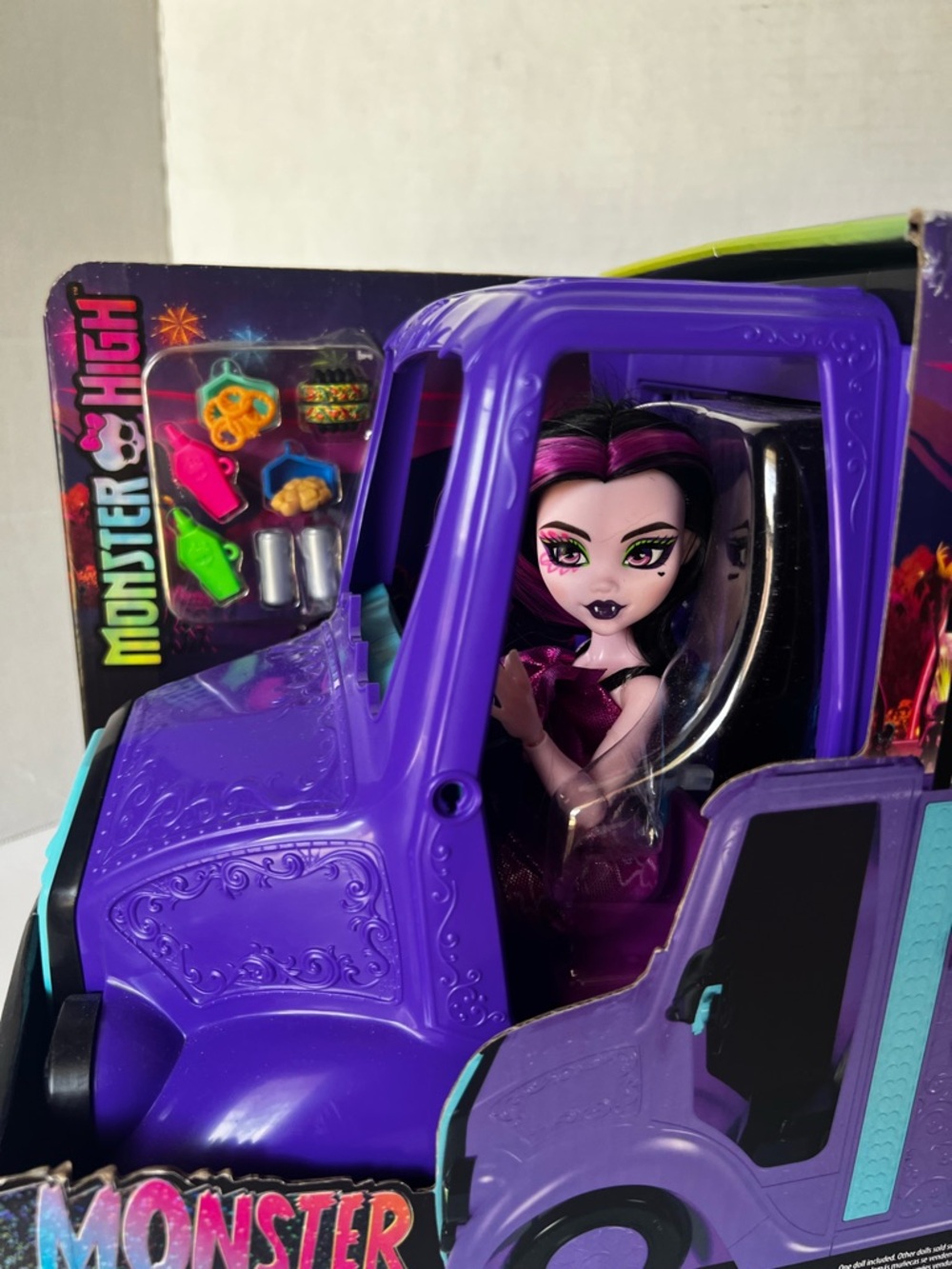 Monster High Fangtastic Rockin' Food Truck and Draculaura doll - Picture 2 of 5